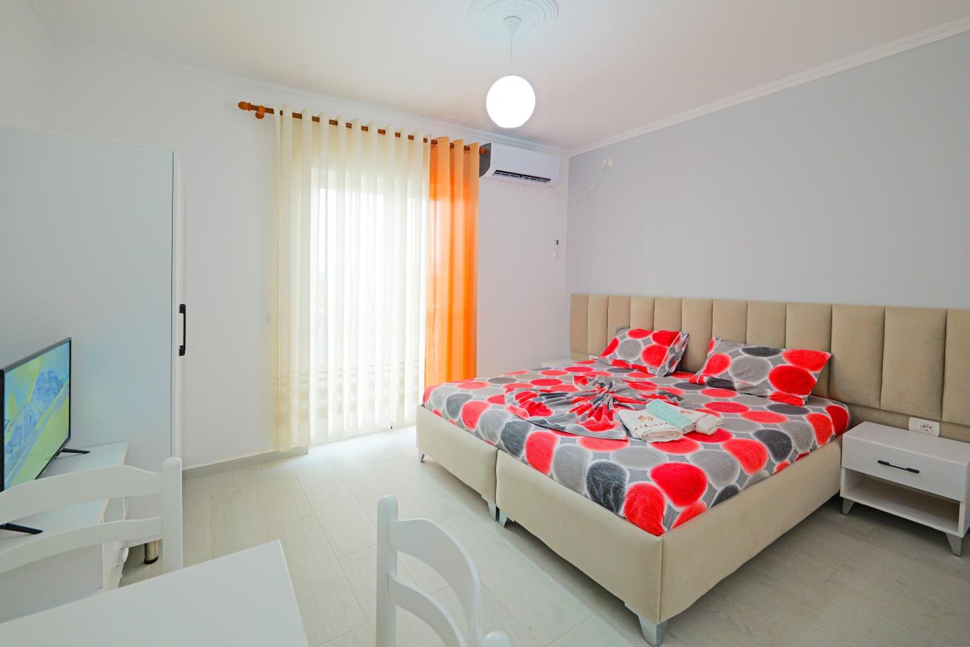 Vila Marina Apartments Sarandë Buitenkant foto