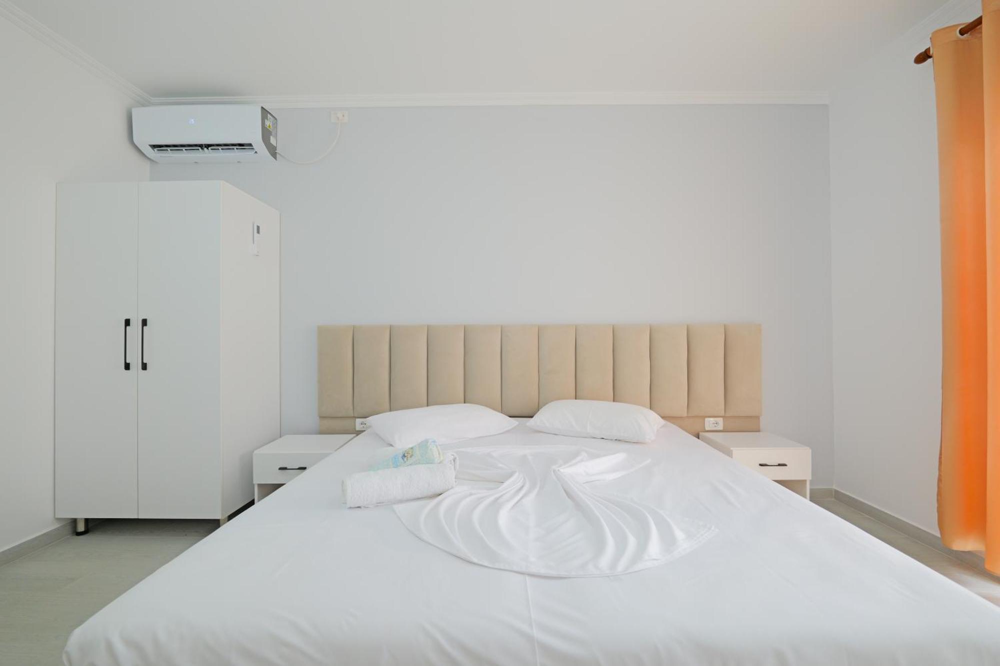 Vila Marina Apartments Sarandë Buitenkant foto