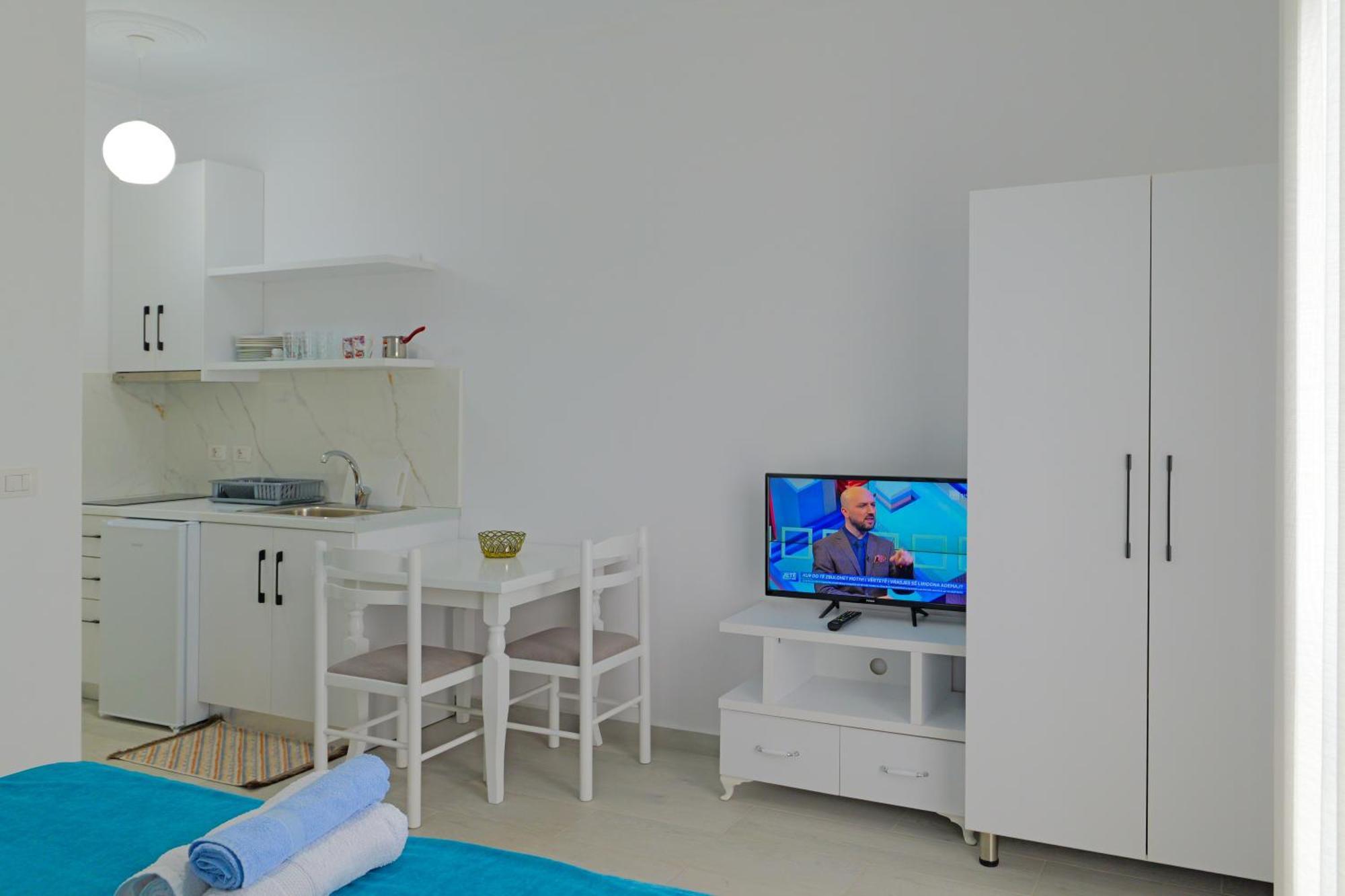 Vila Marina Apartments Sarandë Buitenkant foto
